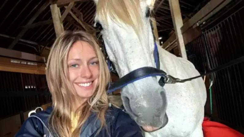 Jovem de 25 anos morre após ser arremessada de cavalo nos EUA