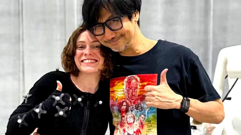 O desenvolvedor de games Hideo Kojima, usando uma camisa do filme Bacurau (2019), em encontro com a atriz Sophia Lillis — Foto: X/Twitter