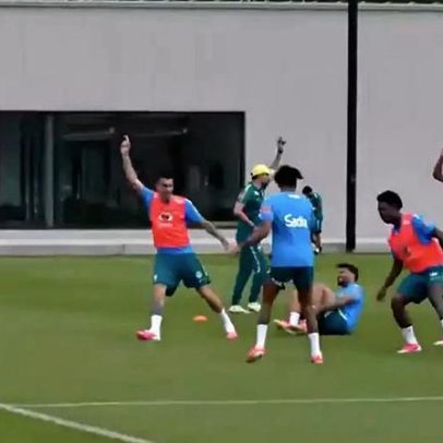 Paquetá fica no chão e mancando após pisão de Vini Jr em treino da Seleção