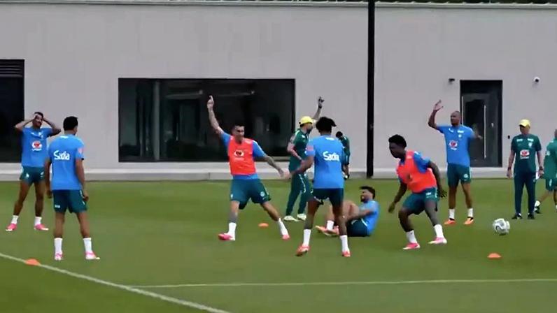 Paquetá fica no chão e mancando após pisão de Vini Jr em treino da Seleção