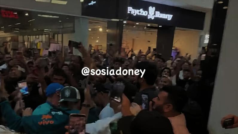 Sósia do Neymar é assediado por fãs e causa correria em shopping nos EUA — Foto: Reprodução/Redes Sociais