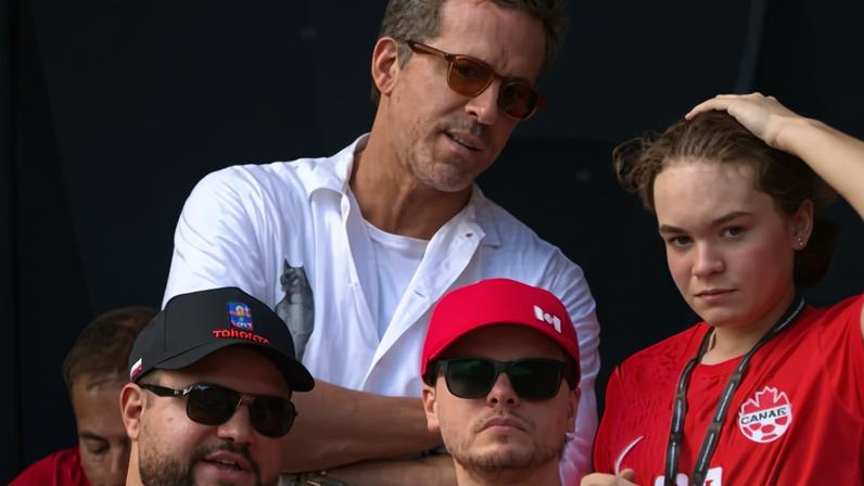 Ryan Reynolds assiste à partida entre Canadá x Bósnia pela Copa do Mundo — Foto: Reprodução/X