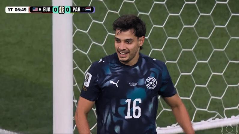 Gol contra de Bobadilla, do Paraguai, na Copa do Mundo — Foto: Reprodução
