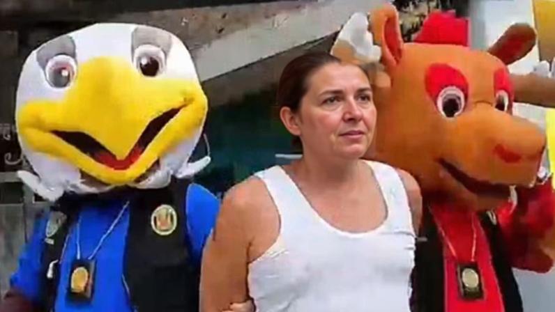 Policiais vestidos de mascotes da Copa prendem suspeito de tráfico no Peru — Foto: Reprodução