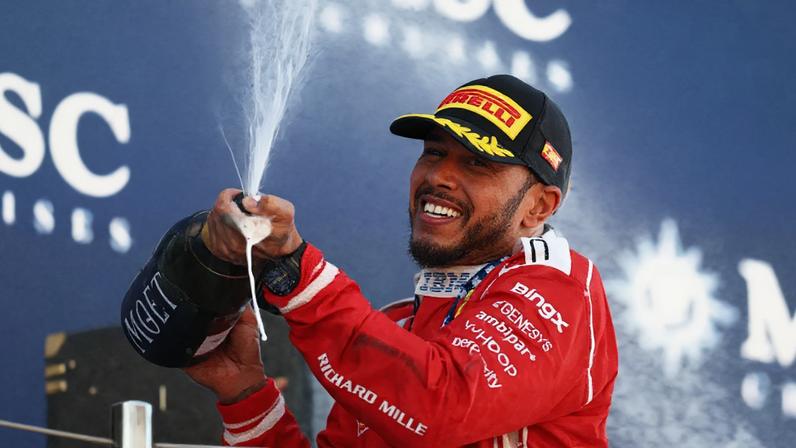 Hamilton celebra primeira vitória com a Ferrari
