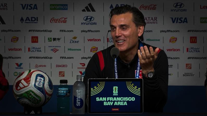 Treinador da Turquia brinca com repórter do Paraguai: "O técnico pediu para perguntar isso?" — Foto: Reprodução/Fifa