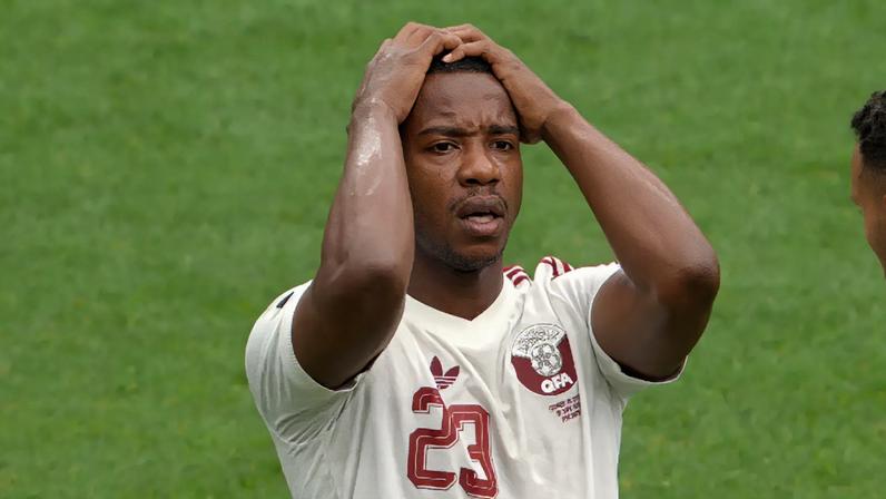 Madibo, do Catar, fica abalado após ver a lesão de Koné, do Canadá