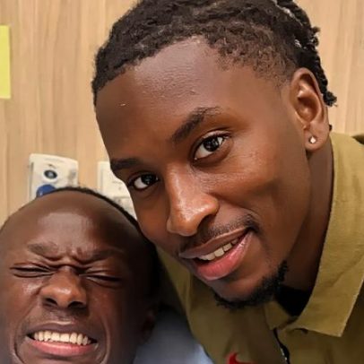 Koné registra foto na cama de hospital após fratura na perna