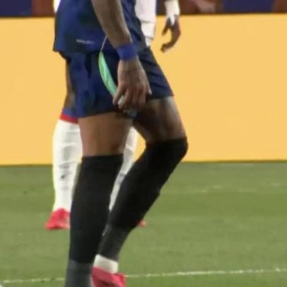 Raphinha sofre com dores na coxa e é substituído