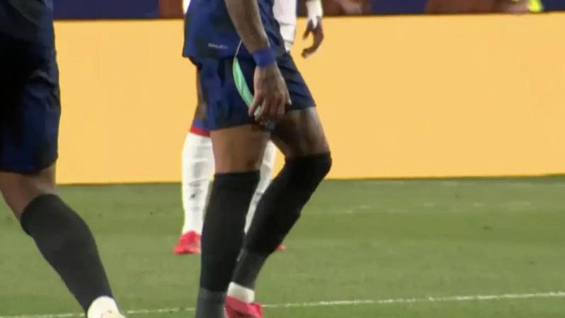 Raphinha coloca mão na coxa