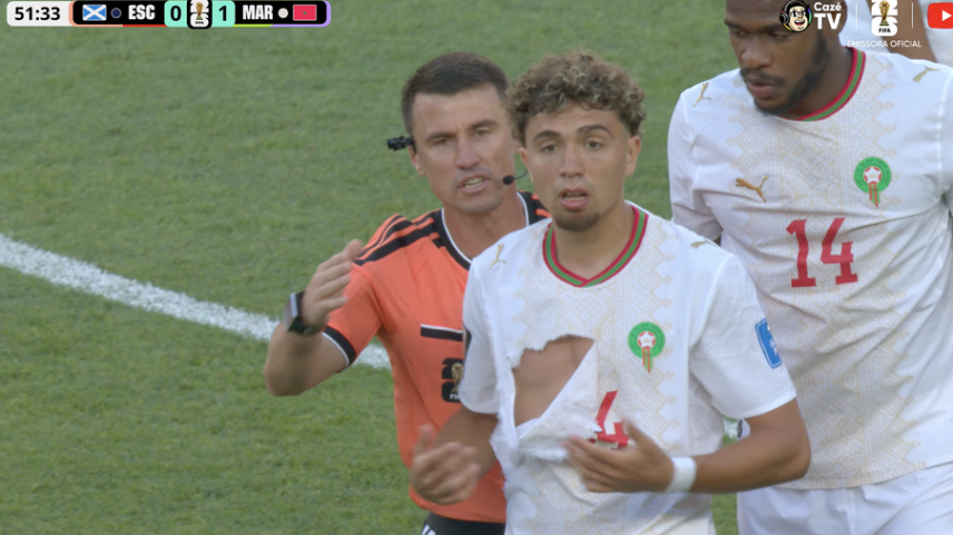 Jogador de Marrocos tem camisa rasgada durante jogo contra Escócia