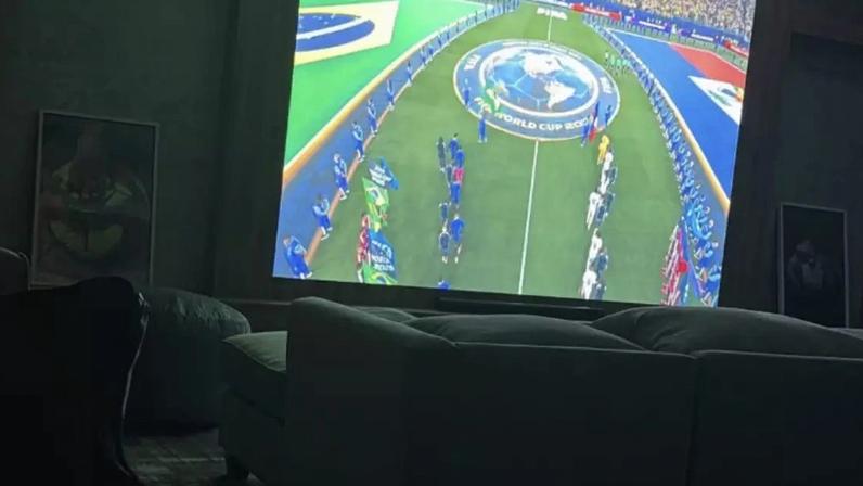 Neymar postou story vendo jogo do Brasil
