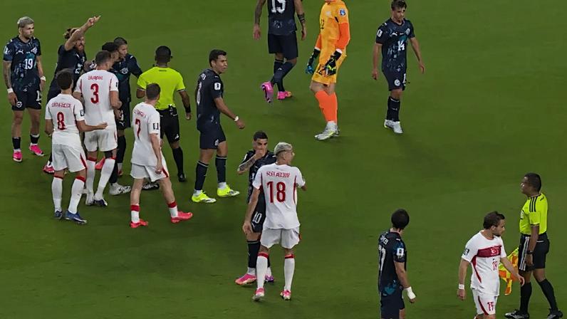 Almiron com a mão na boca em campo