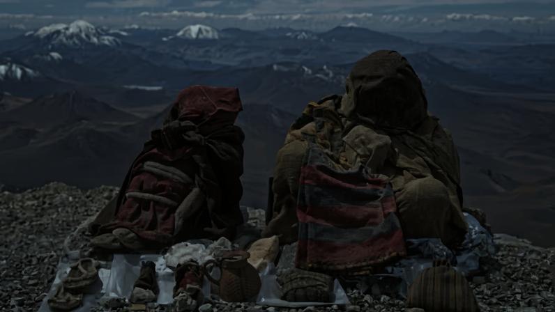 O conjunto evidencia a complexidade simbólica e ritual das práticas funerárias incas associadas aos sacrifícios de alta montanha