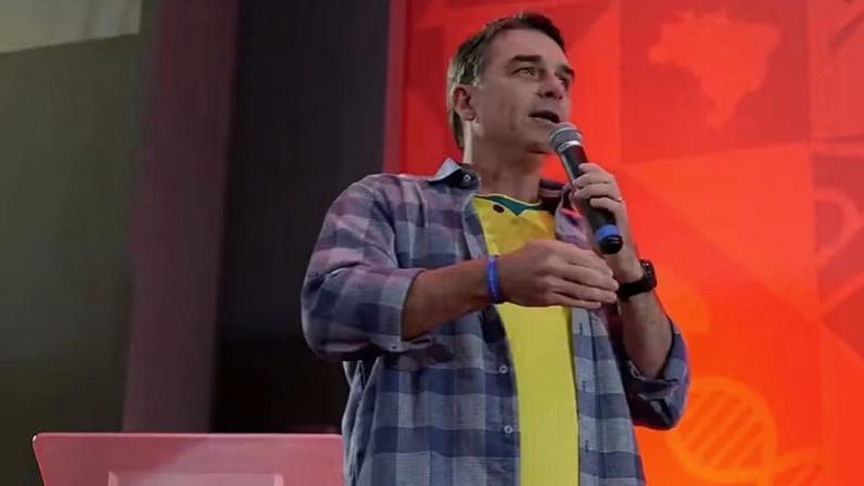Senador Flávio Bolsonaro discursa na abertura da Feicorte, em Presidente Prudente (SP)