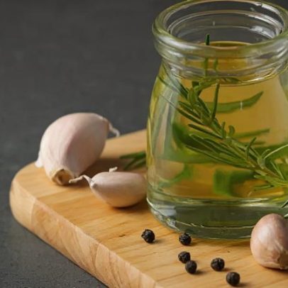 Água com alho todos os dias: efeitos no corpo, segundo nutricionista