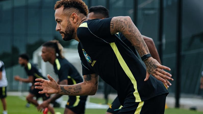 Neymar volta aos gramados após tratar lesão na panturrilha