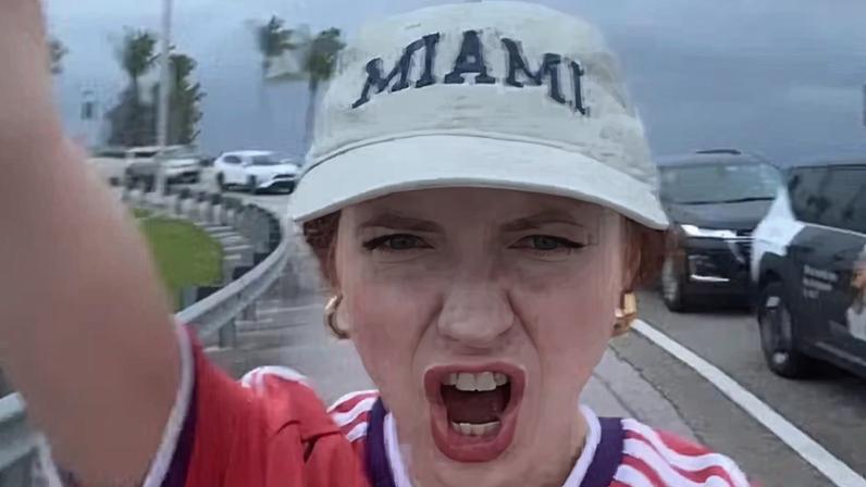 Atriz Karen Gillen anda na estrada para chegar ao estádio de Miami — Foto: Reprodução
