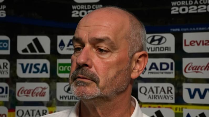 O técnico escocês Steve Clarke sendo entrevistado no campo após a derrota da Escócia, por 3 a 0, para o Brasil em 24 de junho de 2026, na terceira rodada da fase de grupos da Copa do Mundo de 2026 — Foto: Reprodução