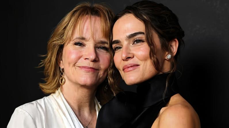 Lea Thompson e Zoey Deutch no evento de lançamento da comédia Gail Daughtry and the Celebrity Sex Pass (2026), em Los Angeles, em 23 de junho de 2026