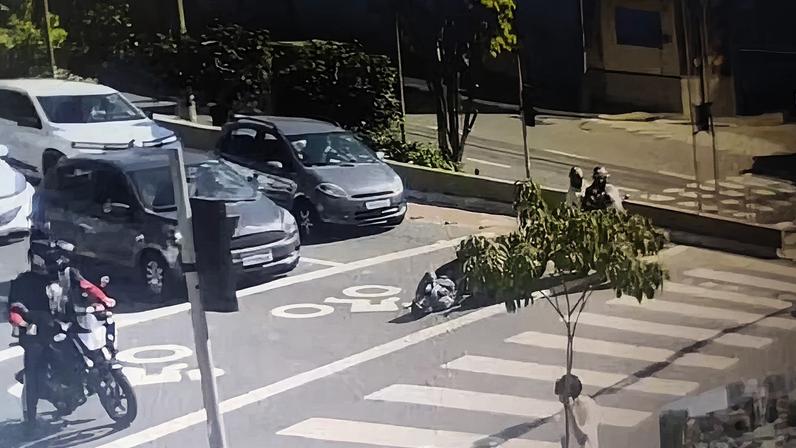 Câmera de segurança mostra momento em que policial foi baleado na Grande SP — Foto: Reprodução/Circuito de segurança