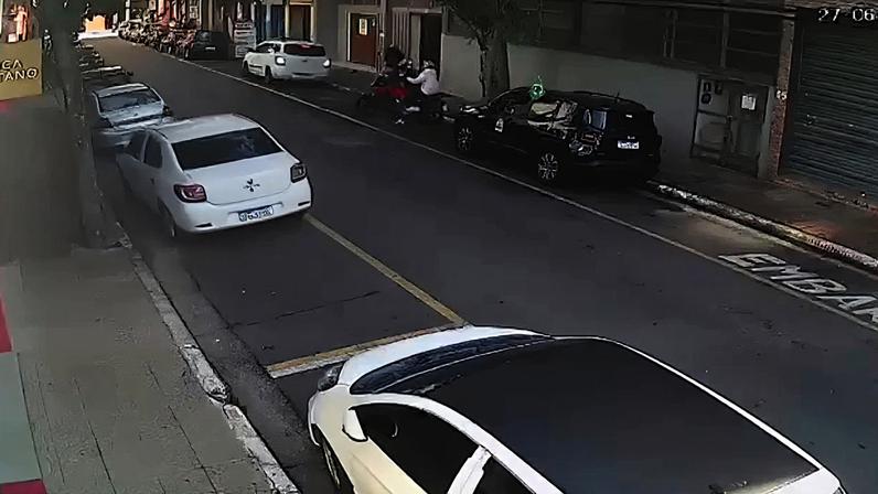 Câmera de segurança registrou suspeitos de atirarem em tenente da Rota momentos antes do crime — Foto: Reprodução