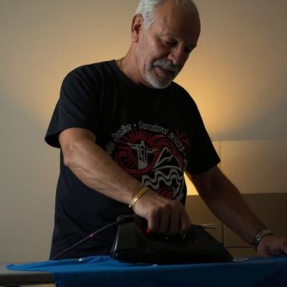 Maestro Júnior revela bastidores antes do ar e brinca com o uniforme