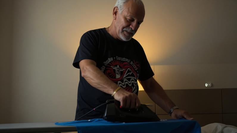 Maestro Júnior passa próprio uniforme em preparação para a transmissão de Brasil x Japão — Foto: Reprodução