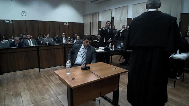 Imagens mostram troca de ofensas entre acusação e defesa no julgamento de PMs acusados de matar Vinícius Gritzbach — Foto: Reprodução/TV Globo