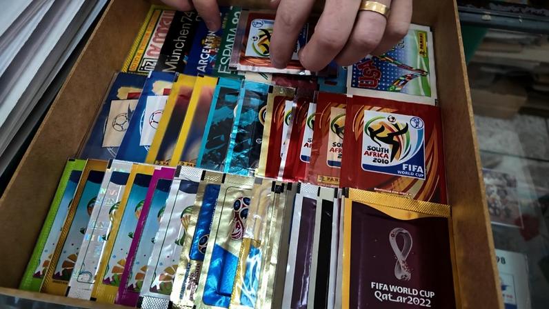 Lucas tem pacotes de figurinhas de edições passadas que nunca abriu — Foto: Fábio Junior/EPTV