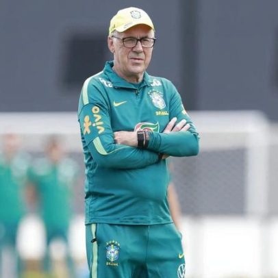 Seleção Brasileira treina com grupo completo mirando Japão