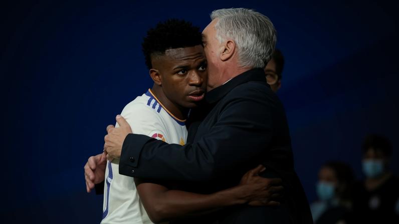Carlo Ancelotti abraça Vini Jr. durante jogo do Real Madrid