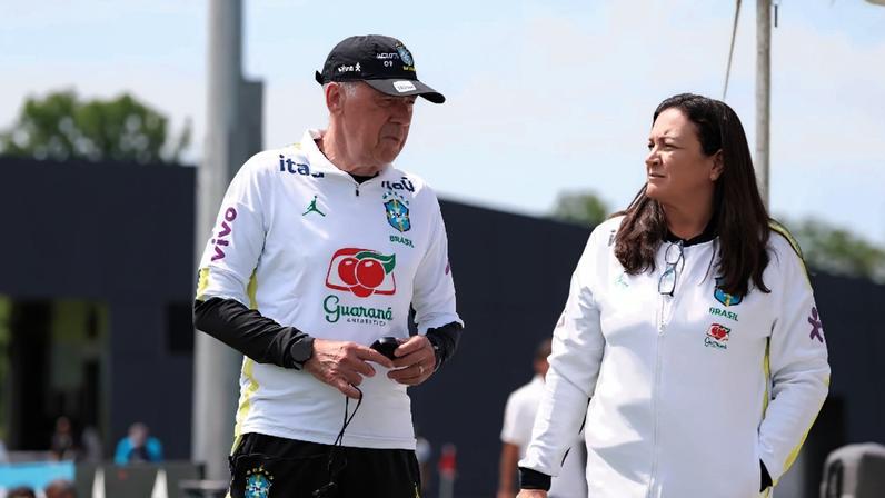 Carlo Ancelotti ao lado de Marisa Santiago, psicóloga da seleção