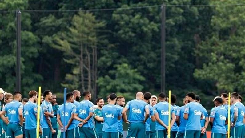 Carlo Ancelotti conversa com jogadores da seleção brasileira no treino