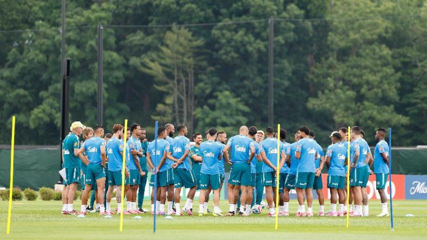 Carlo Ancelotti conversa com jogadores da seleção brasileira no treino