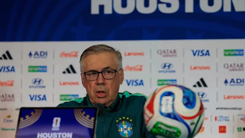 Carlo Ancelotti durante entrevista coletiva em Houston