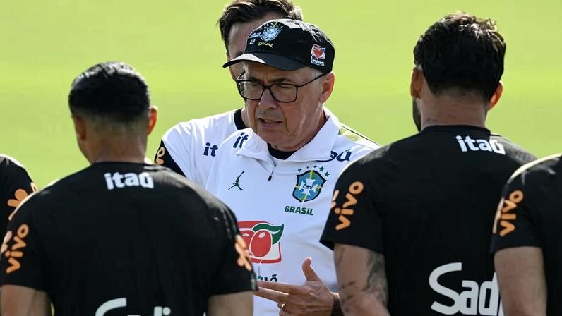 Carlo Ancelotti durante treinamento da seleção brasileira para a Copa do Mundo de 2026 em Morristown, nos EUA