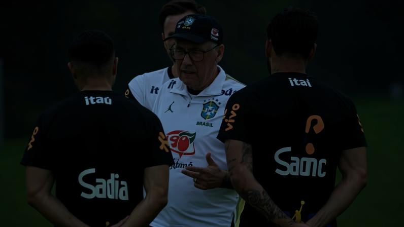 Carlo Ancelotti durante treinamento da seleção brasileira para a Copa