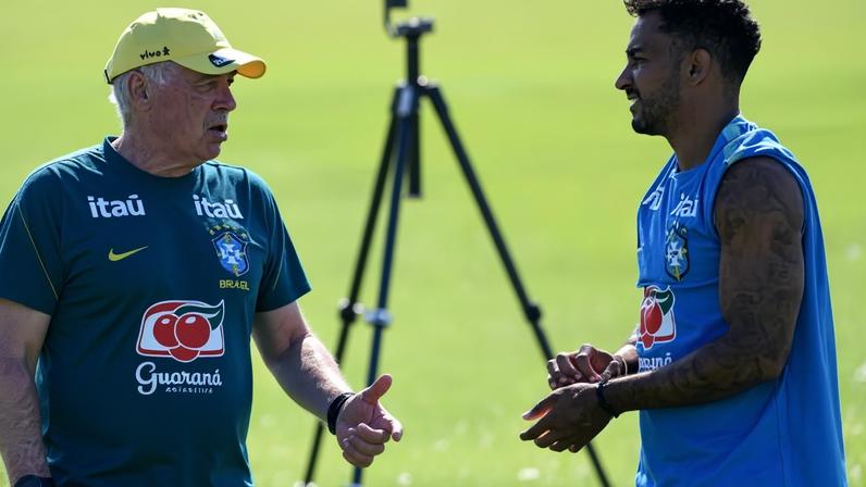 Carlo Ancelotti e Danilo durante treino da seleção brasileira em Nova Jersey