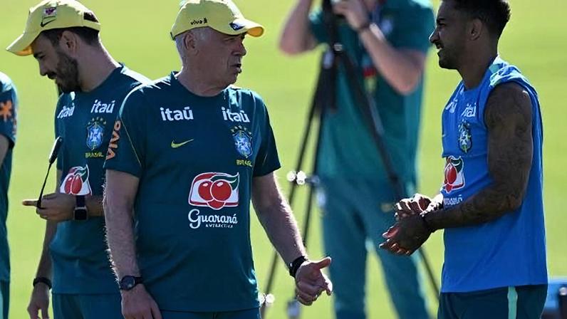 Danilo e Carlo Ancelotti durante treino da seleção brasileira em Nova Jersey