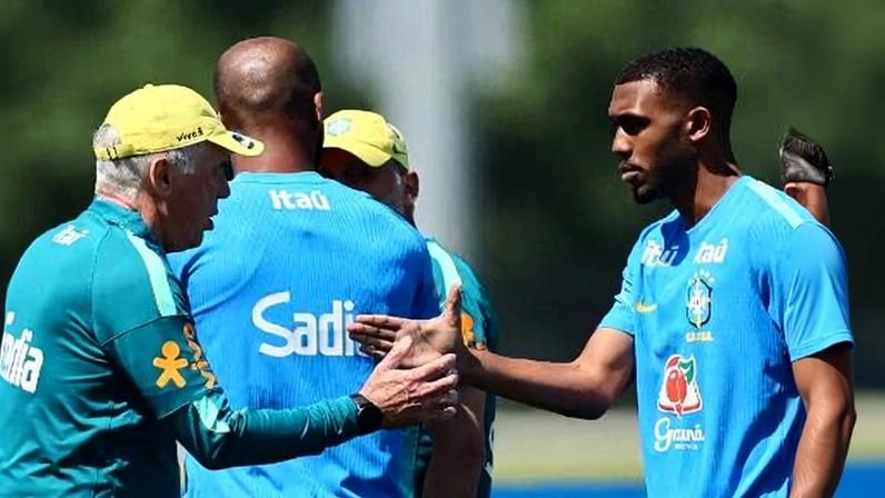 Carlo Ancelotti e Rayan durante treino da seleção