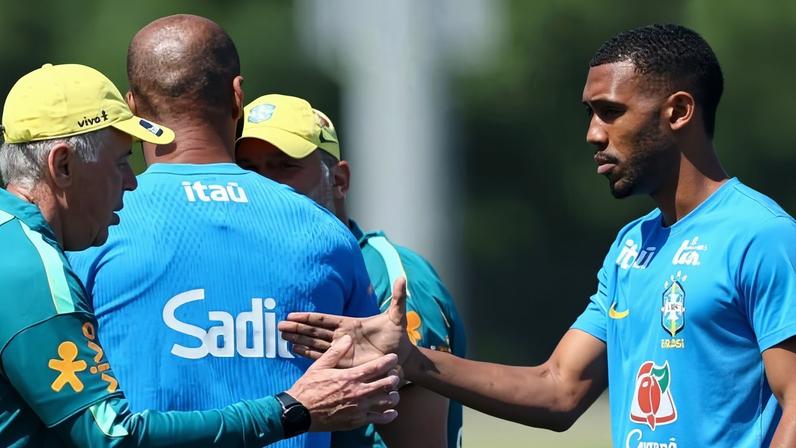 Carlo Ancelotti e Rayan durante treino da seleção brasileira