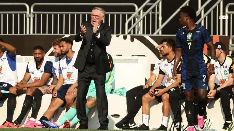 Carlo Ancelotti, técnico da seleção brasileira, durante amistoso contra o Egito
