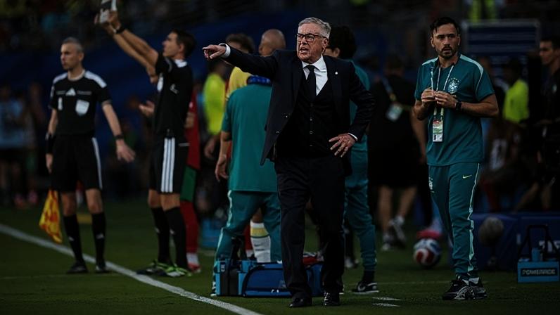 Carlo Ancelotti durante jogo do Brasil contra Marrocos na Copa do Mundo