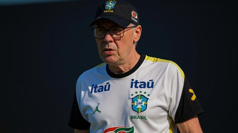 Carlo Ancelotti, técnico da seleção brasileira, durante treino antes da Copa do Mundo