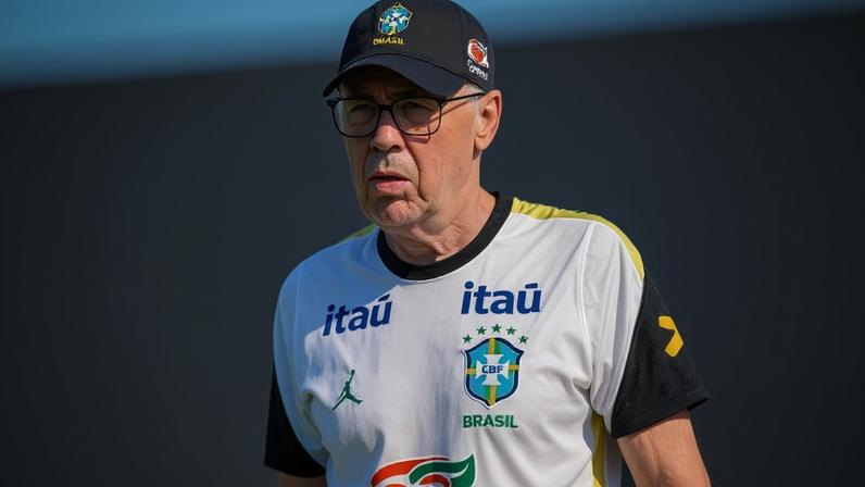 Carlo Ancelotti durante treino da seleção brasileira
