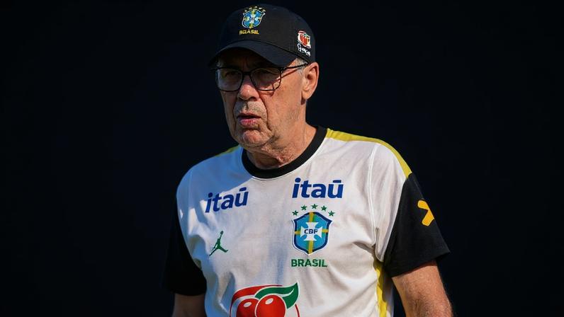 Carlo Ancelotti, técnico da seleção brasileira, durante treino antes da Copa do Mundo