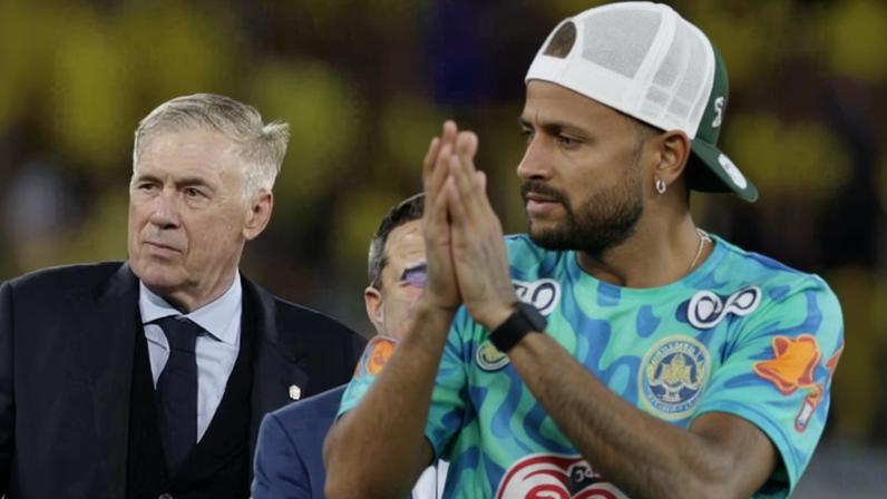 Carlo Ancelotti, técnico da seleção brasileira, observa enquanto Neymar aparece à frente na imagem