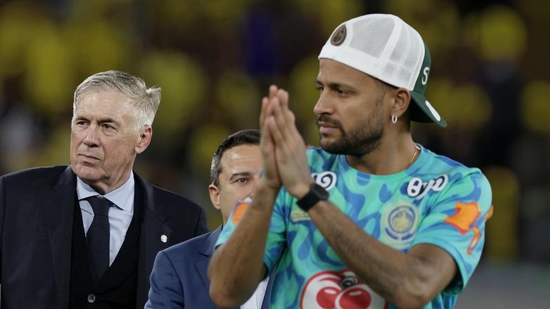 Carlo Ancelotti, técnico da seleção brasileira, observa enquanto Neymar aparece à frente na imagem