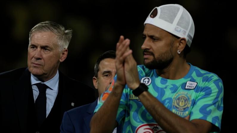 Carlo Ancelotti, técnico da seleção brasileira, observa enquanto Neymar aparece à frente na imagem